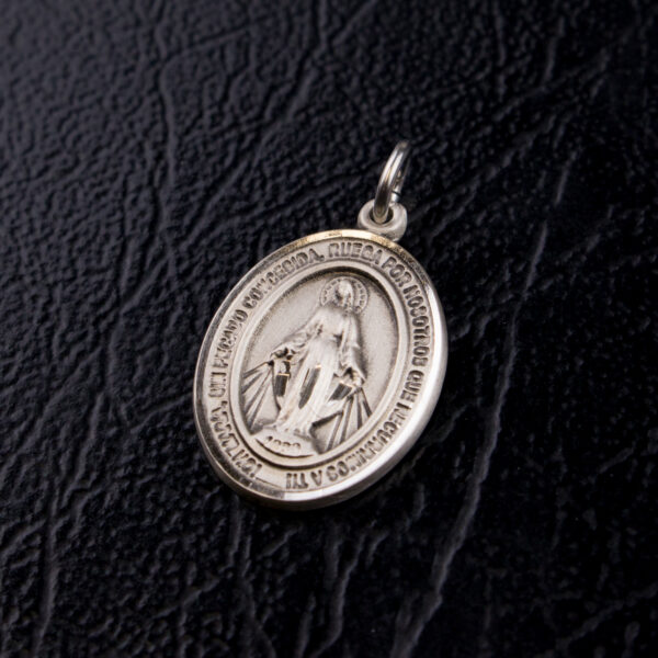 (Spanish item) Small fine silver Miraculous Medal