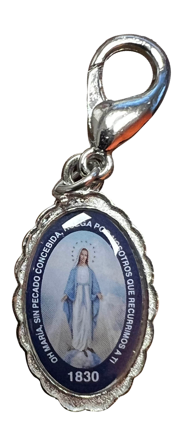 (Spanish item) Resin medal with scalloped edges and the image of the Blessed Virgin Mary